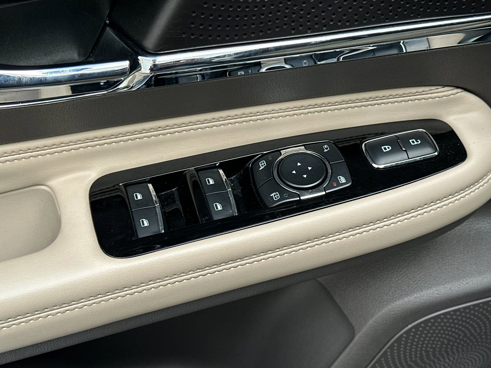 Used 2023 Lincoln Corsair Reserve w/ Equipment Group 201A image 12