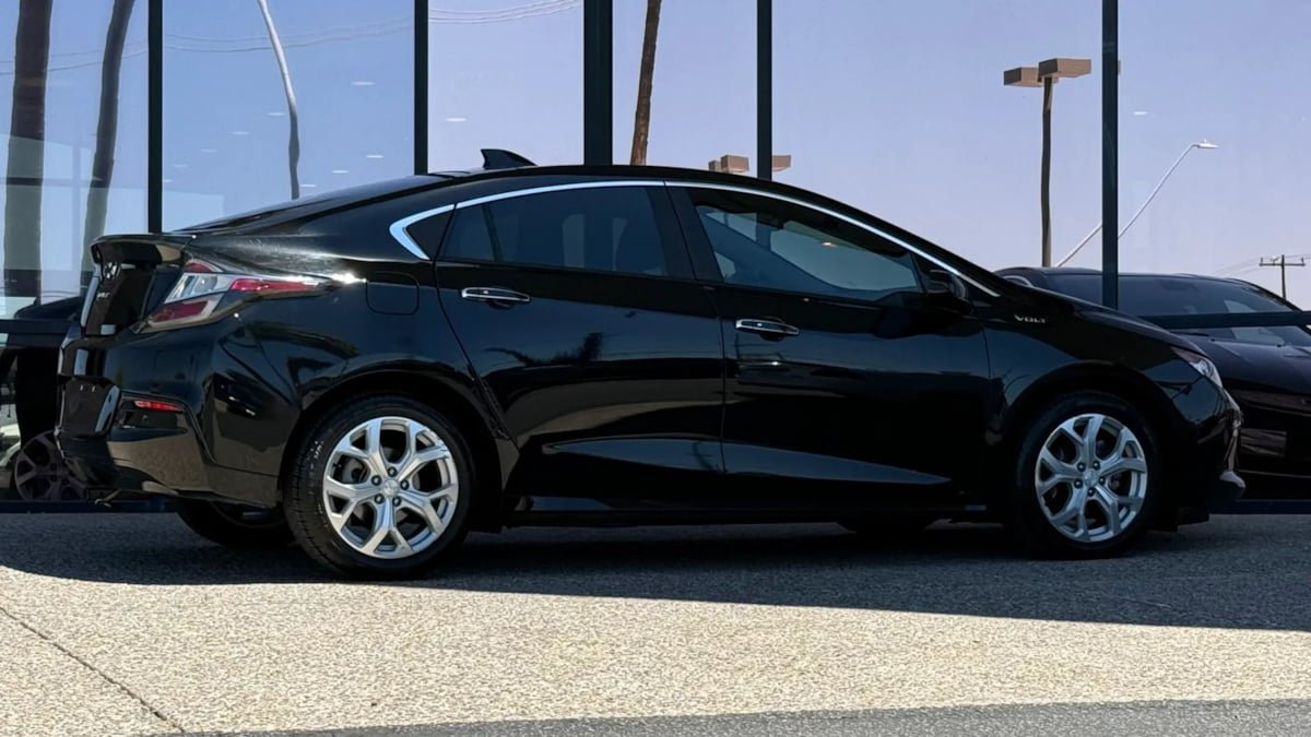 Used 2018 Chevrolet Volt Premier w/ Driver Confidence Package FWD image 13