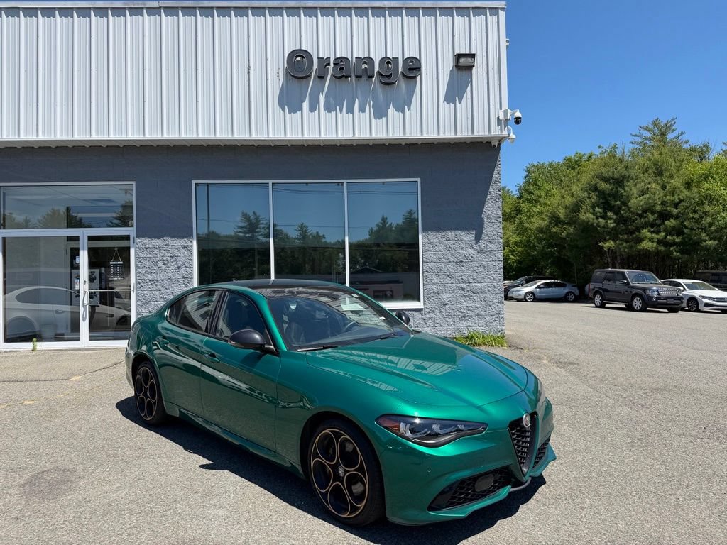 Used 2025 Alfa Romeo Giulia AWD w/ Driving Assist Package image 9