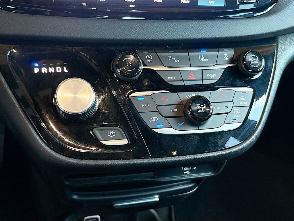 Used 2026 Chrysler Pacifica Select image 17