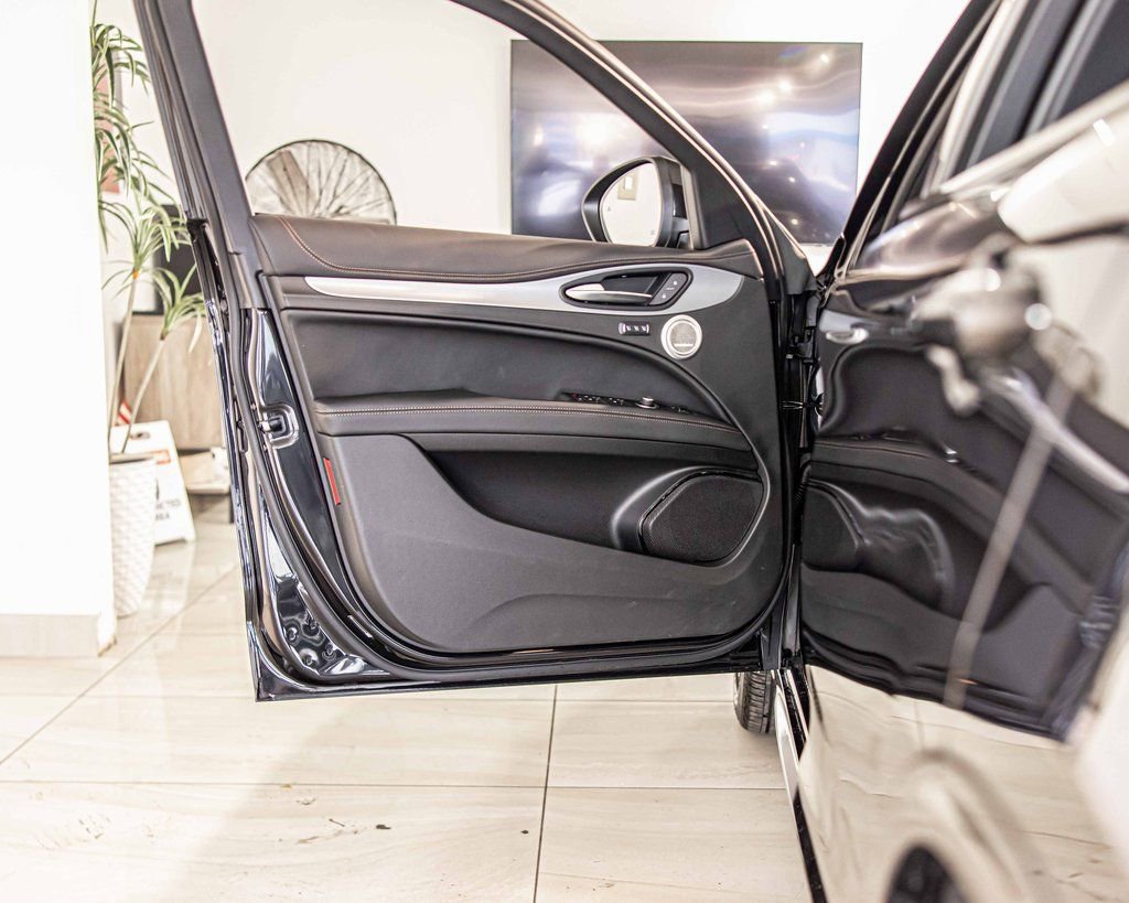 New 2025 Alfa Romeo Stelvio Sprint image 33