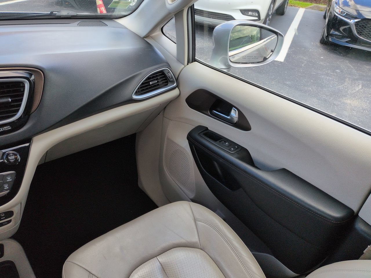 Used 2019 Chrysler Pacifica Touring-L Plus w/ Advanced Safetytec Group FWD image 17