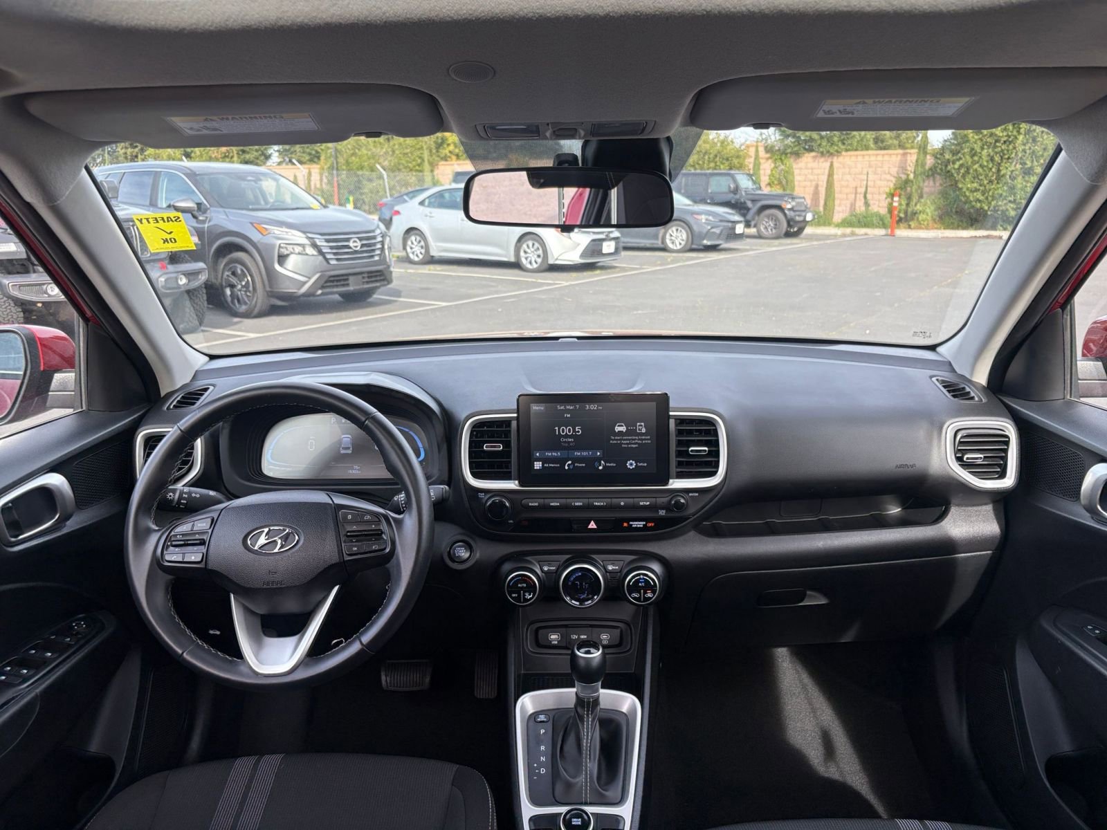 Used 2025 Hyundai Venue SEL image 33