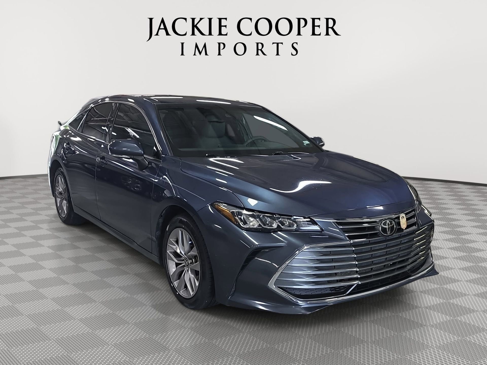 Used 2021 Toyota Avalon XLE FWD image 3