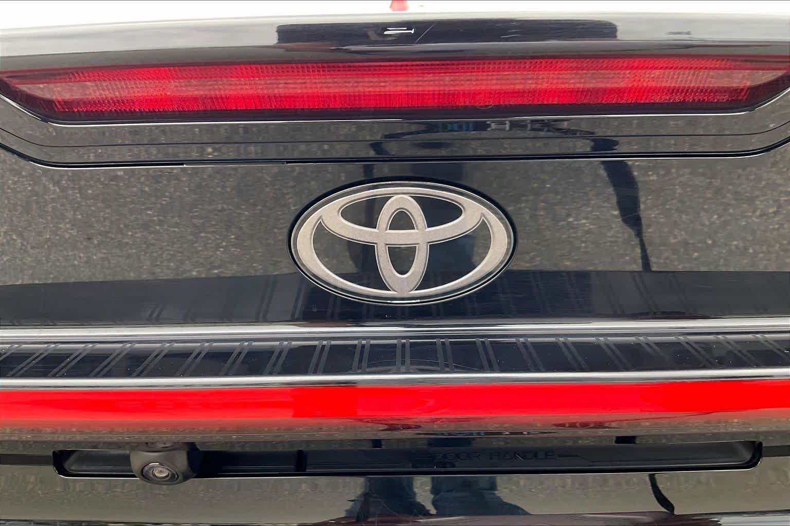 Used 2024 Toyota Prius XLE AWD/4WD image 32