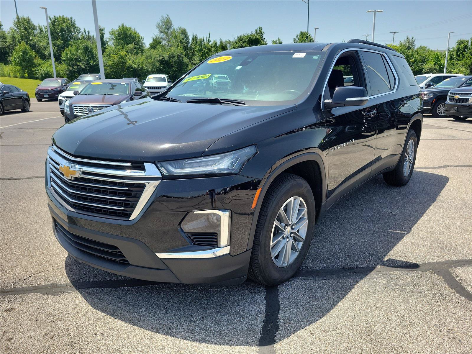Used 2022 Chevrolet Traverse LT FWD image 2