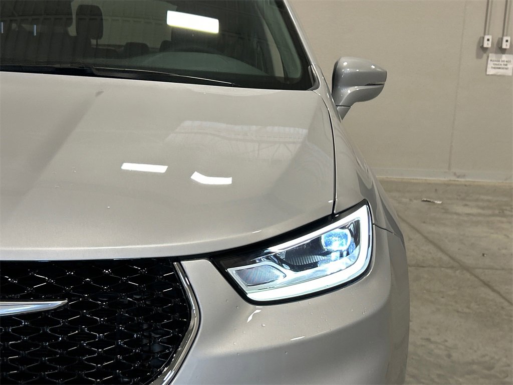 Used 2022 Chrysler Pacifica Touring-L image 10