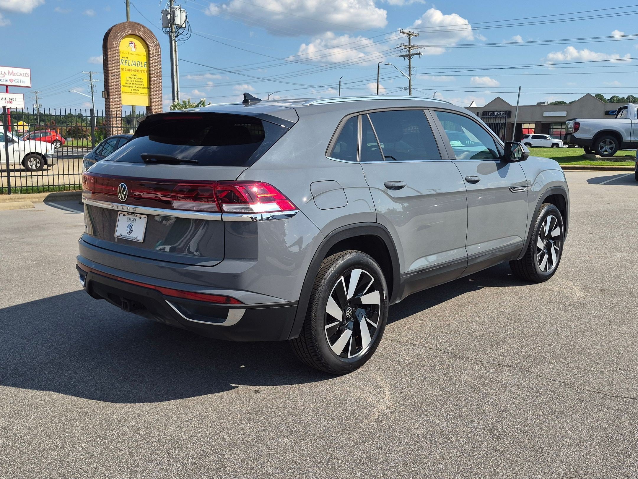 Used 2024 Volkswagen Atlas Cross Sport SE FWD image 3