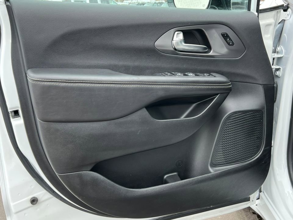 Used 2026 Chrysler Pacifica Select image 14