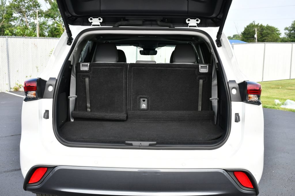 Used 2024 Toyota Highlander Limited FWD image 35