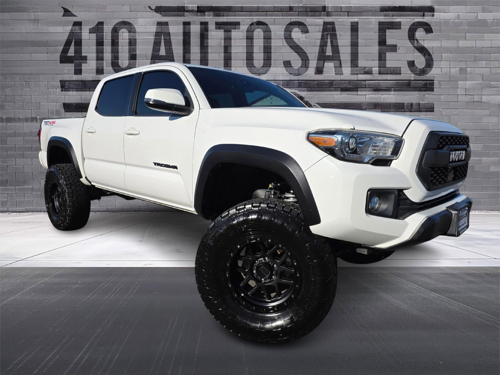 Used 2018 Toyota Tacoma TRD Off-Road w/ Technology Package AWD/4WD image 1