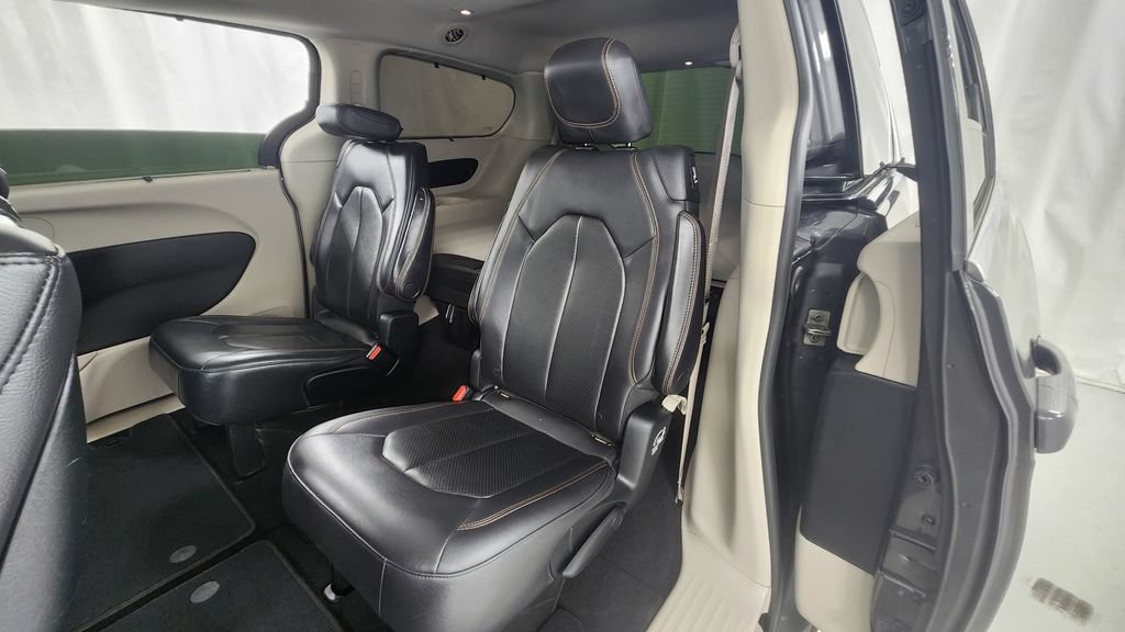 Used 2017 Chrysler Pacifica Touring-L Plus FWD image 12