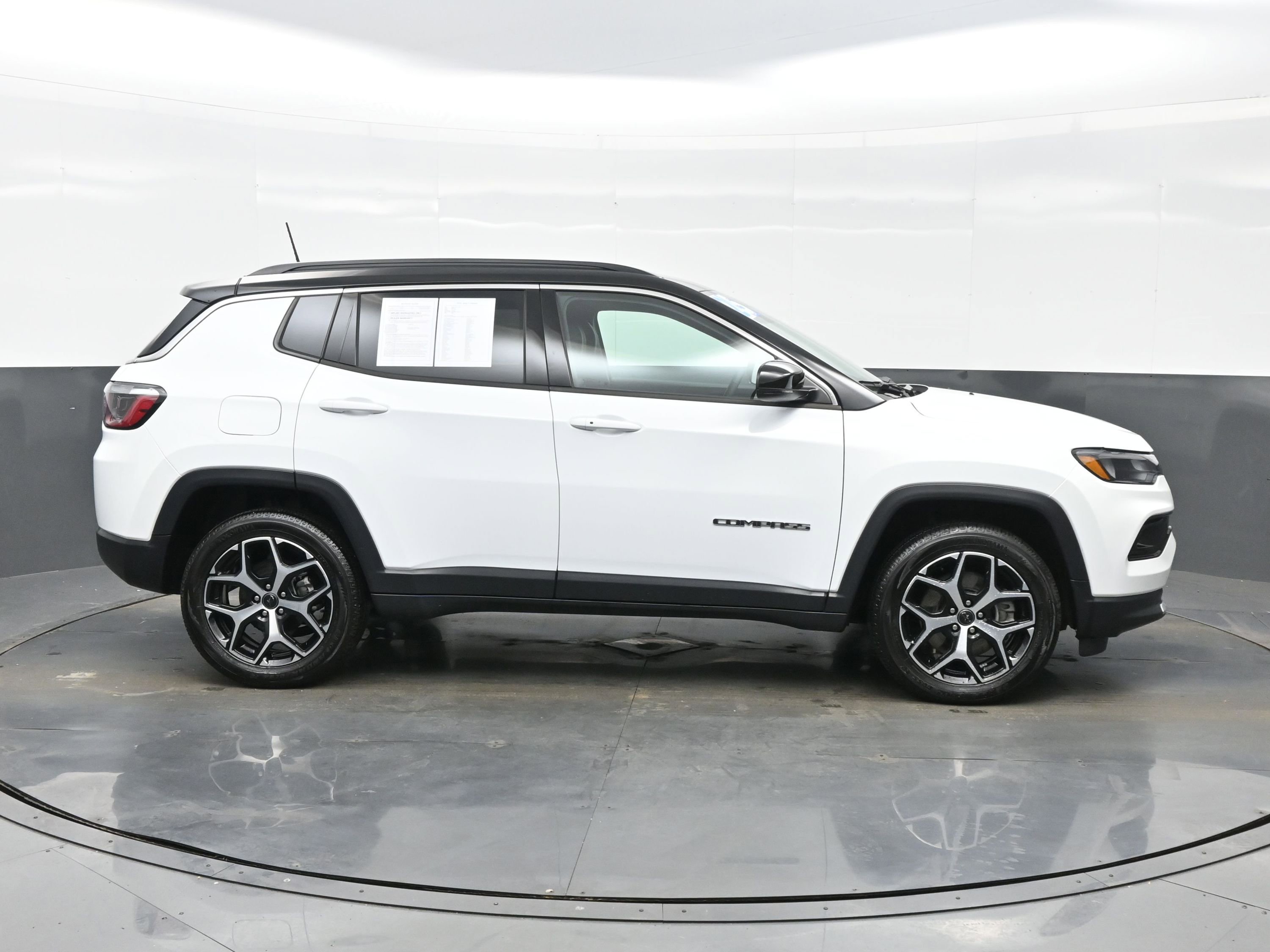 Used 2025 Jeep Compass Limited image 7