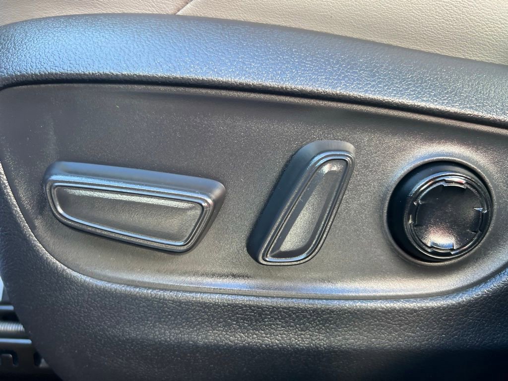 Used 2023 Toyota Venza Limited image 27