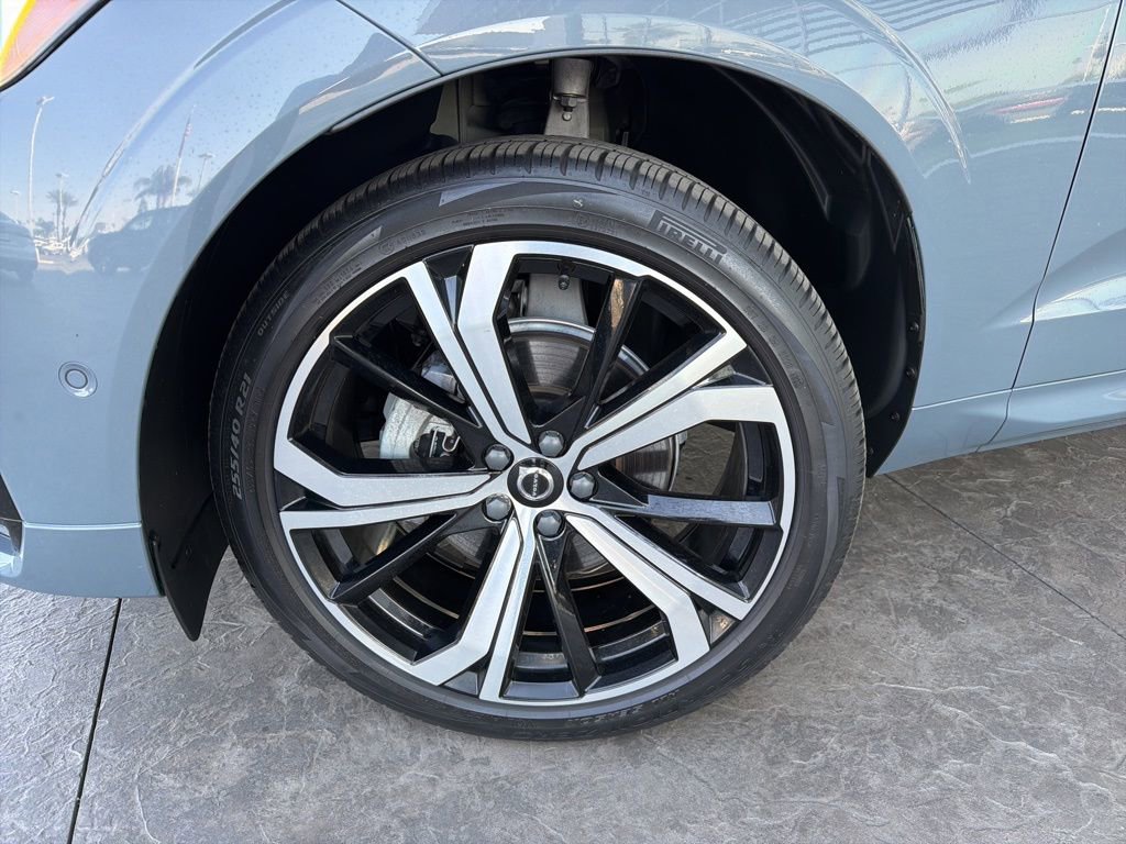 Used 2023 Volvo XC60 B5 Ultimate w/ Climate Package image 5