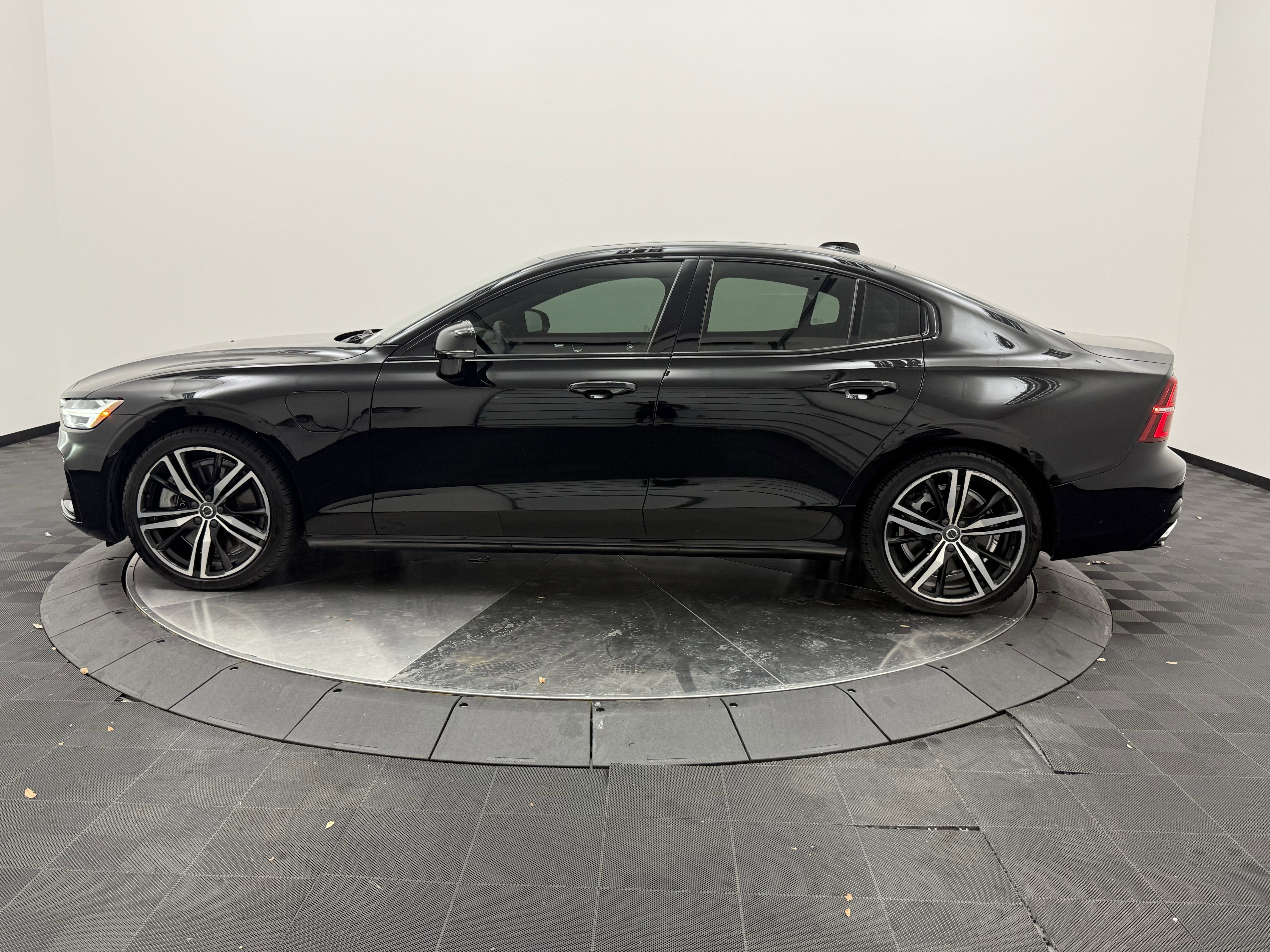 Used 2021 Volvo S60 T8 R-Design w/ Climate Package AWD/4WD image 4