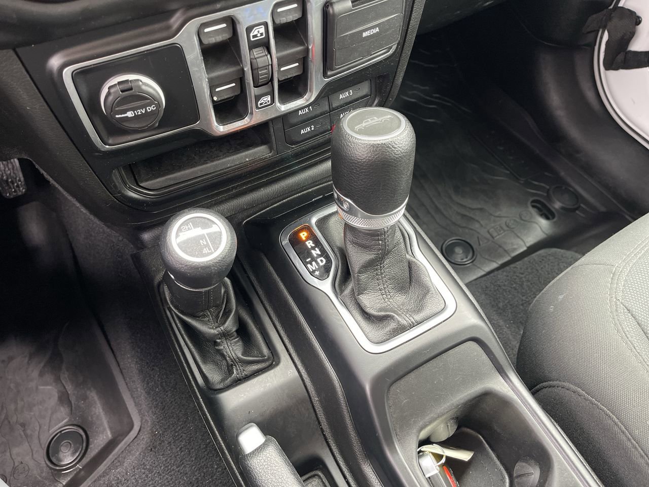 Used 2022 Jeep Gladiator Willys AWD/4WD image 16