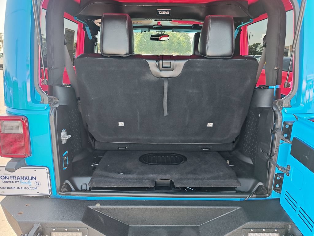 Used 2017 Jeep Wrangler Sahara AWD/4WD image 9