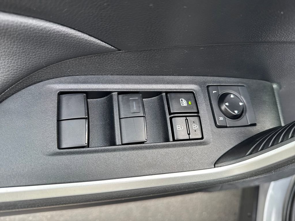 Used 2022 Toyota RAV4 LE image 11