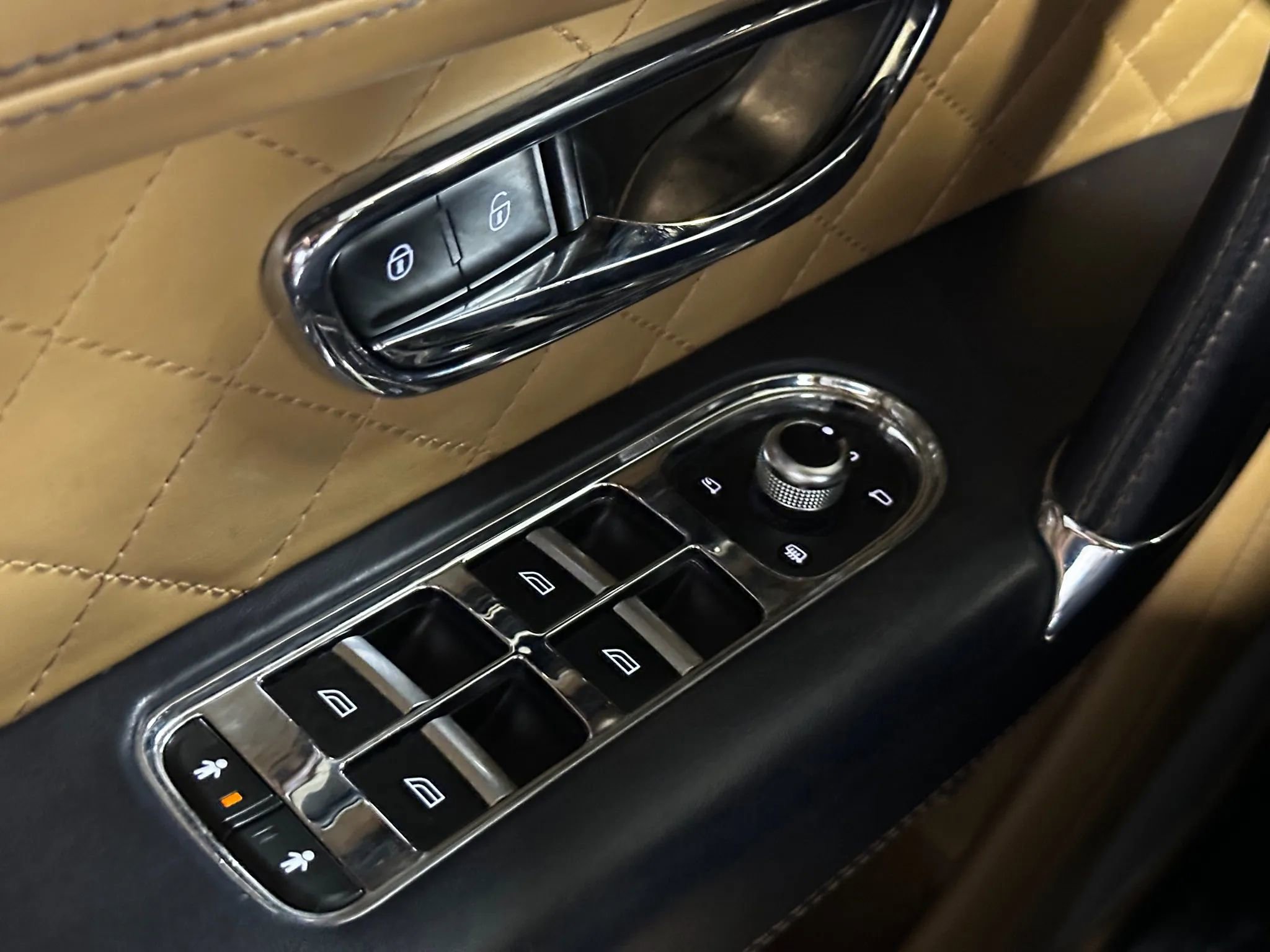 Used 2017 Bentley Bentayga image 34