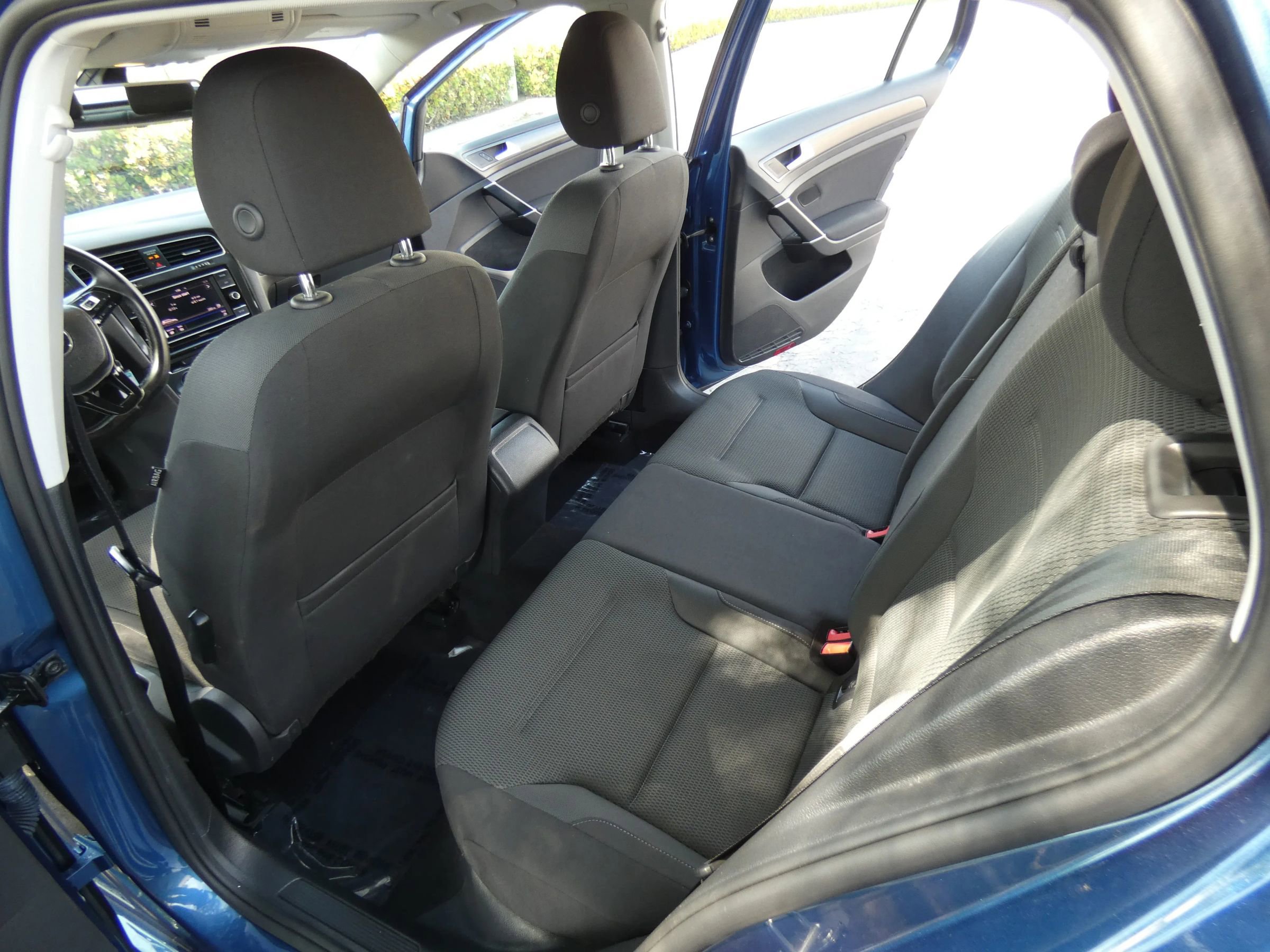 Used 2018 Volkswagen Golf S image 44