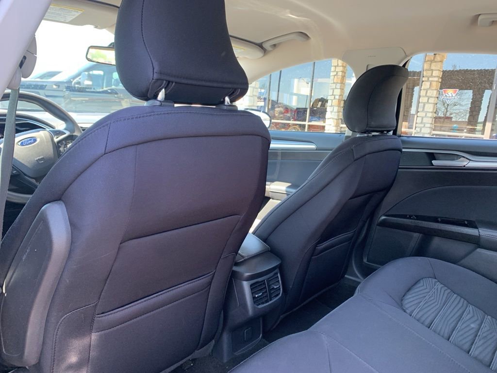 Used 2016 Ford Fusion SE image 18