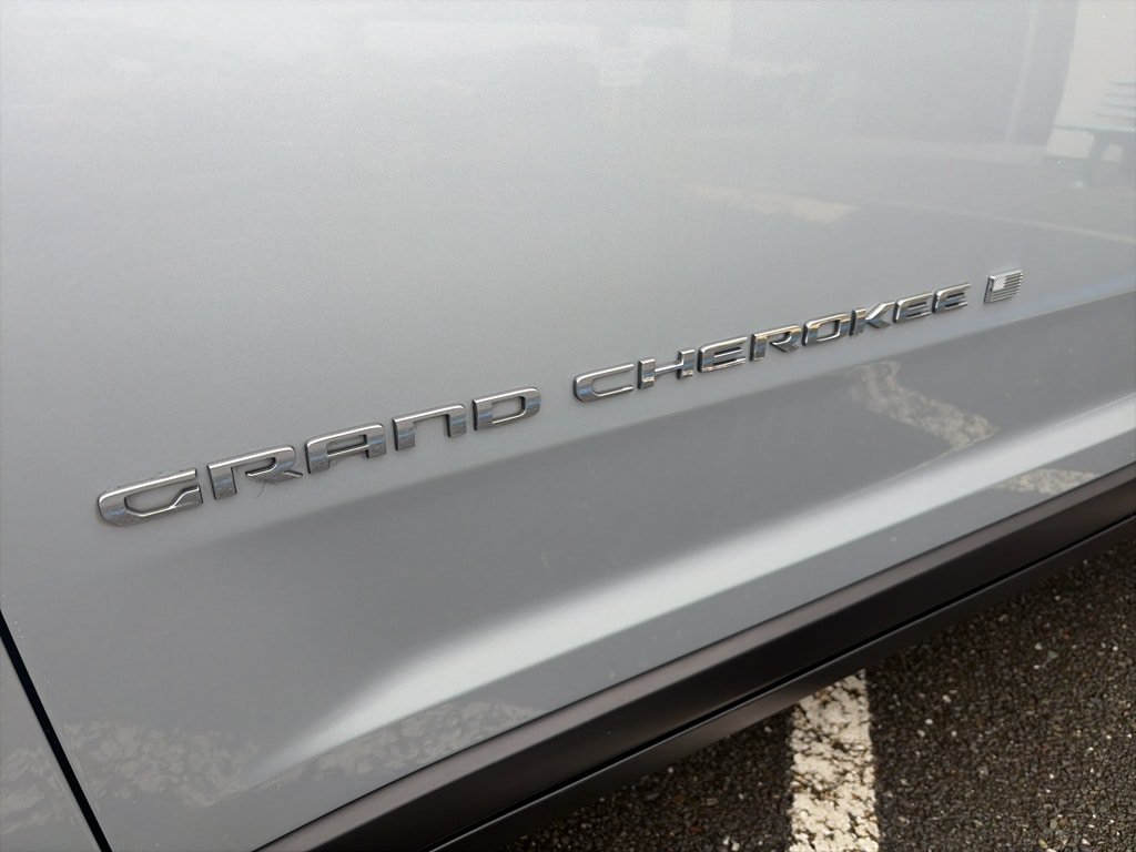 Used 2023 Jeep Grand Cherokee Limited AWD/4WD image 8