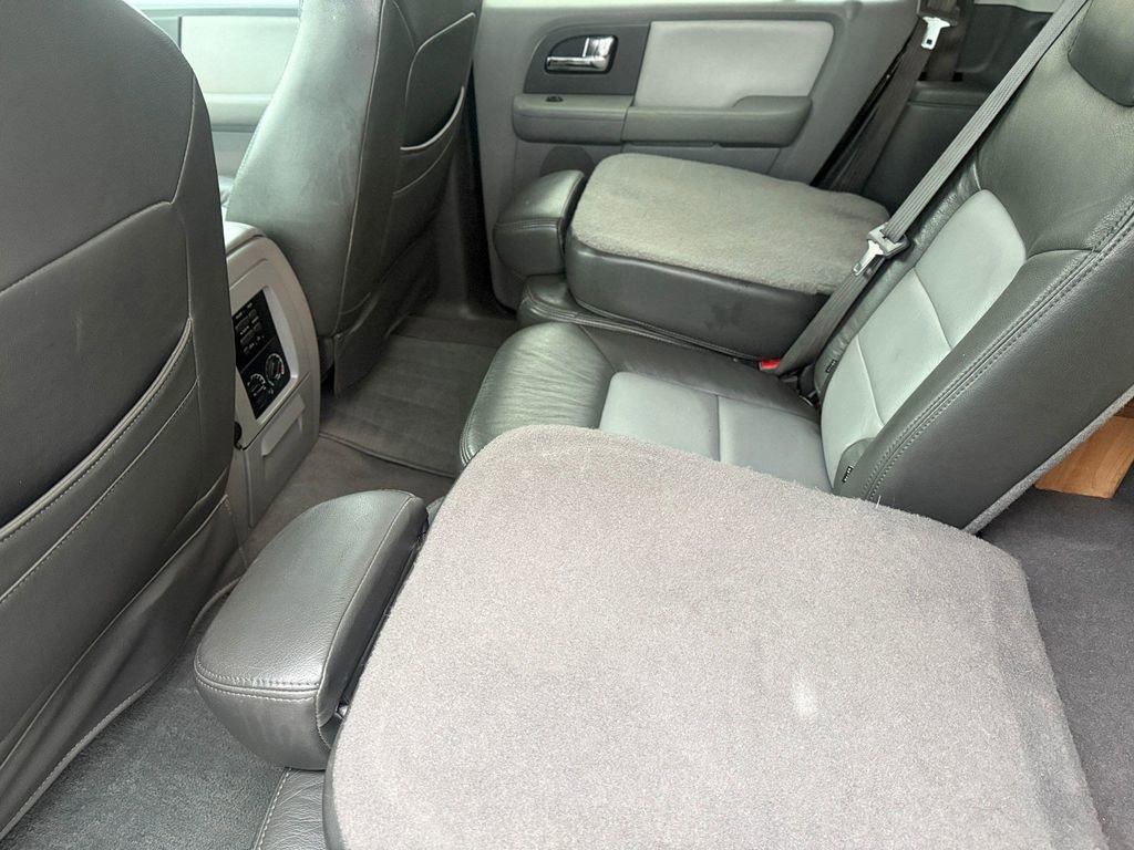 Used 2005 Ford Expedition XLT image 15