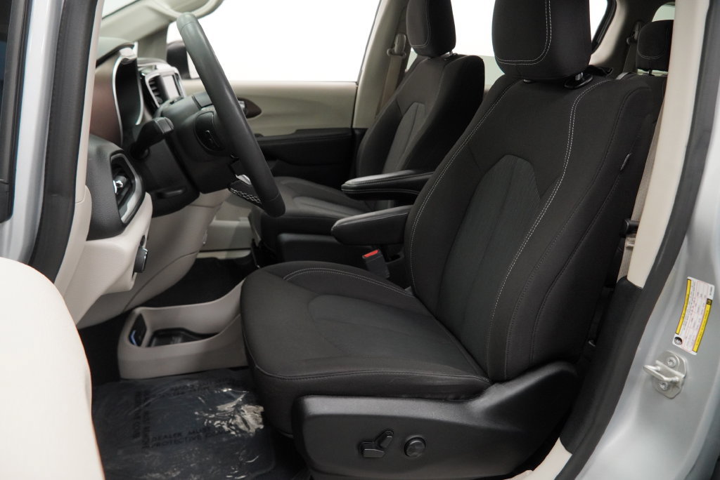 Used 2024 Chrysler Voyager LX FWD image 3
