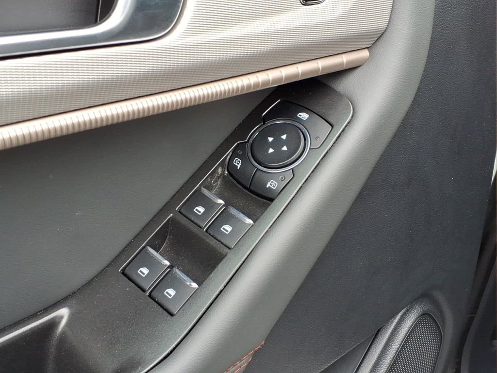 Used 2025 Ford Explorer Active AWD/4WD image 18