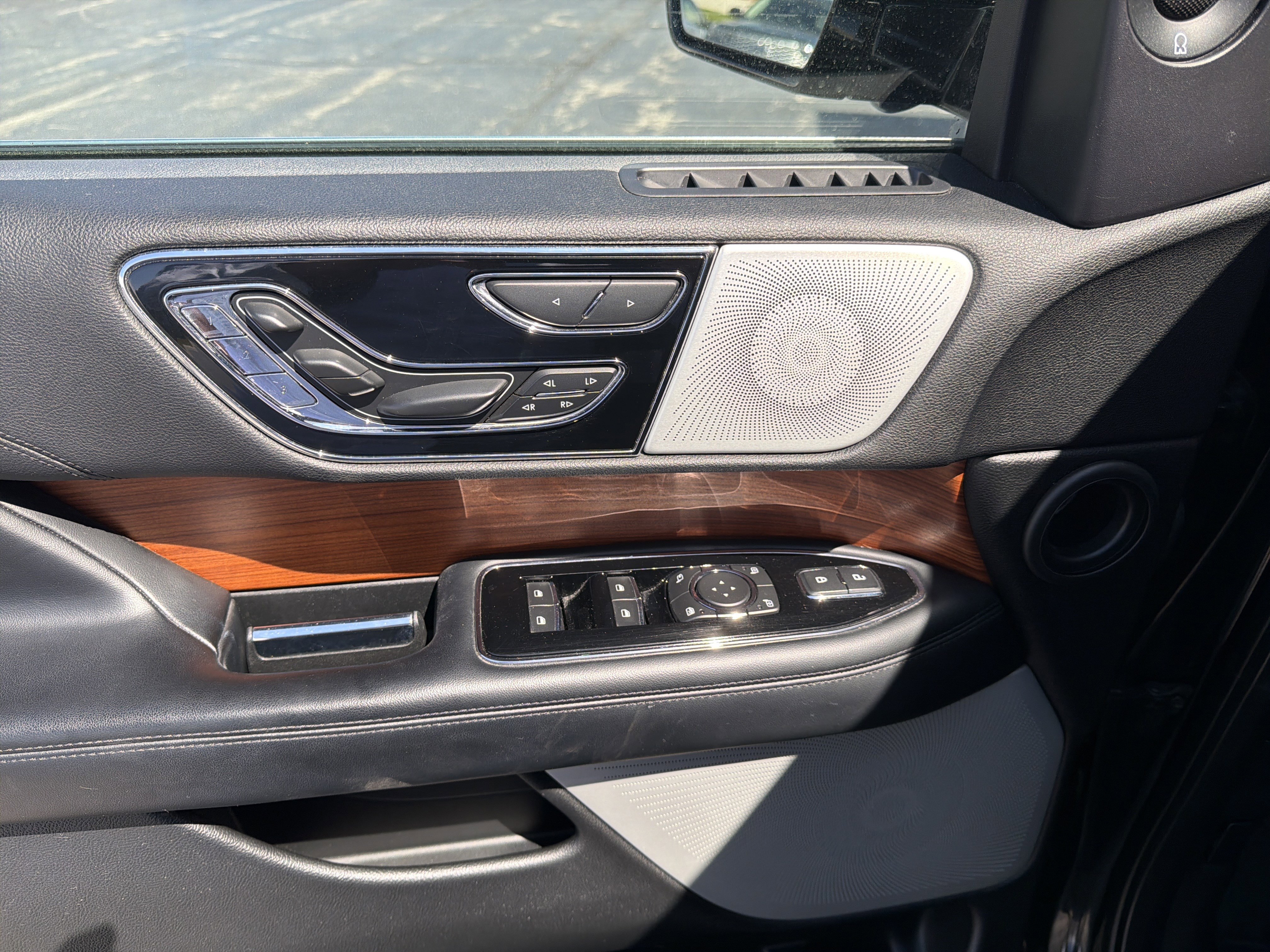 Used 2019 Lincoln Navigator Reserve AWD/4WD image 17