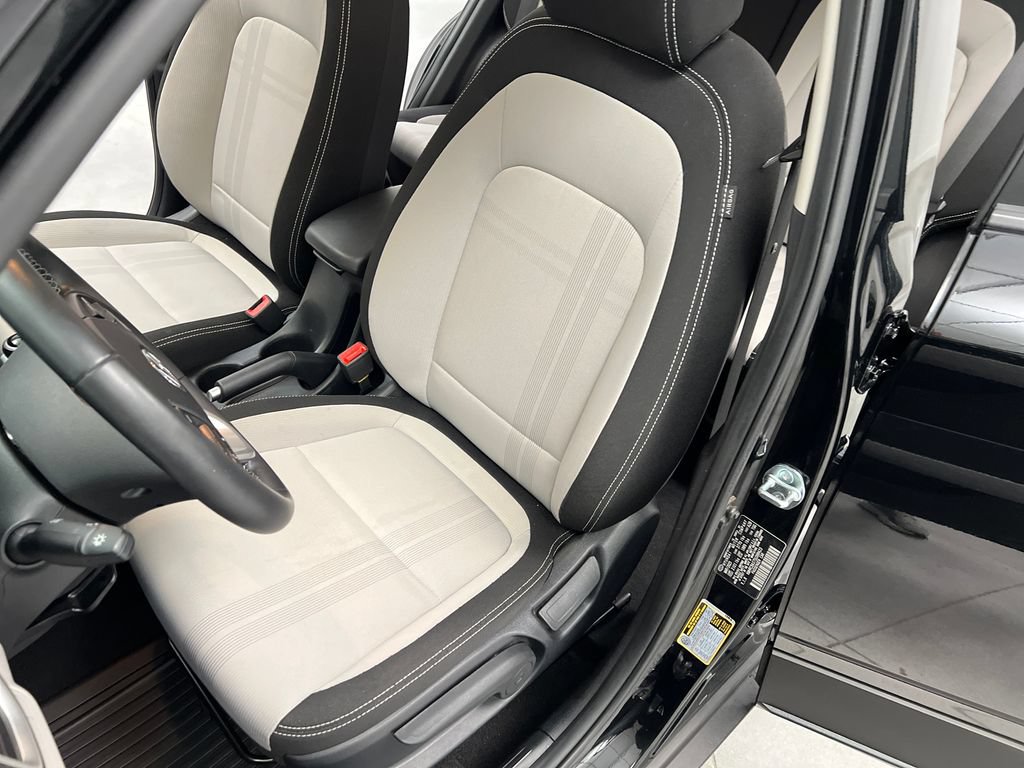 Used 2025 Hyundai Venue SEL FWD image 11