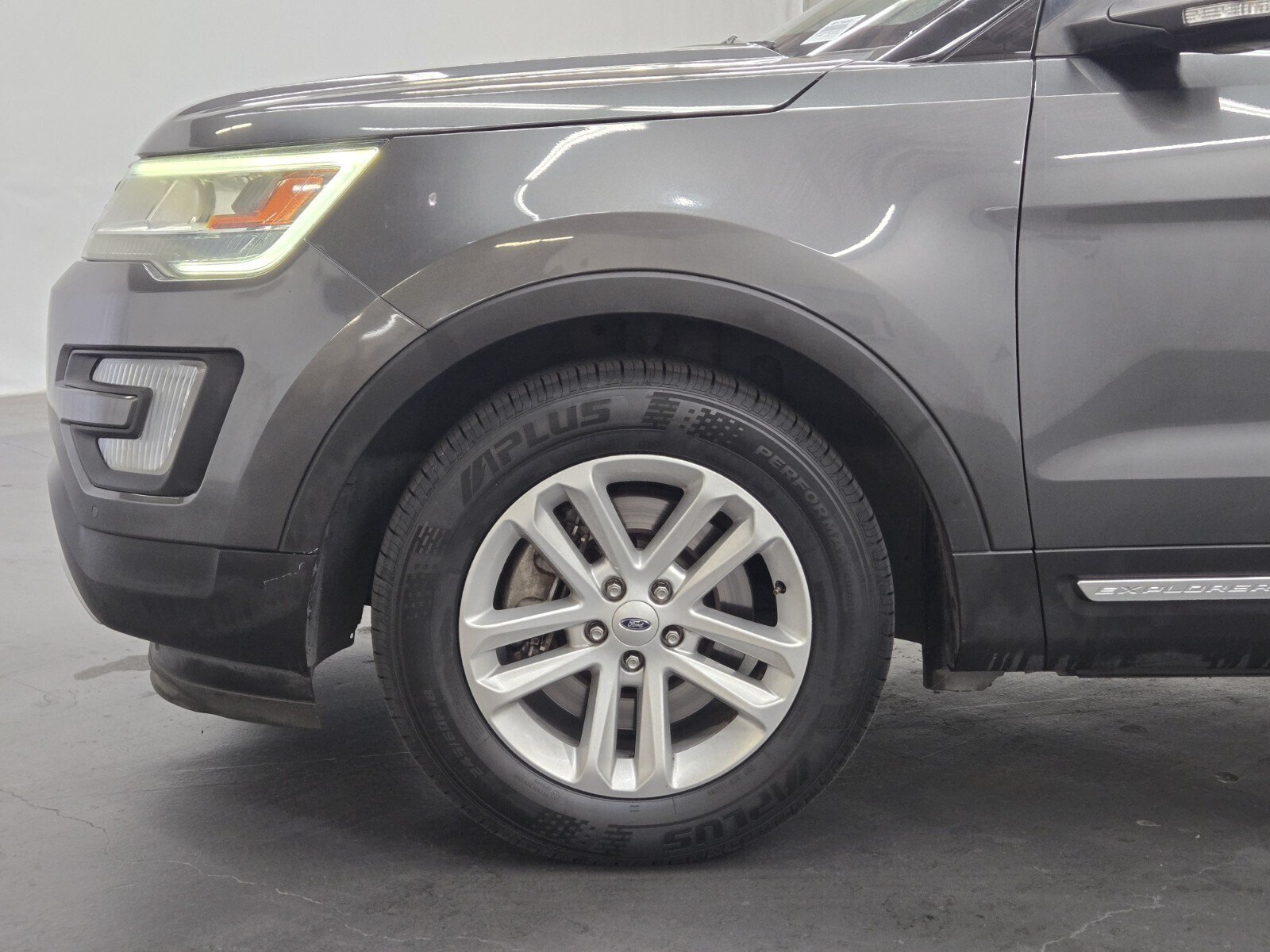 Used 2017 Ford Explorer XLT w/ Equipment Group 202A FWD image 6