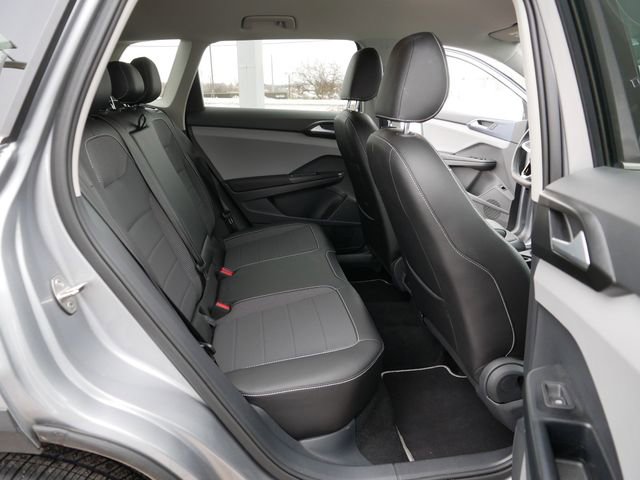 Certified 2023 Volkswagen Taos SE w/ Black Wheel Package image 19