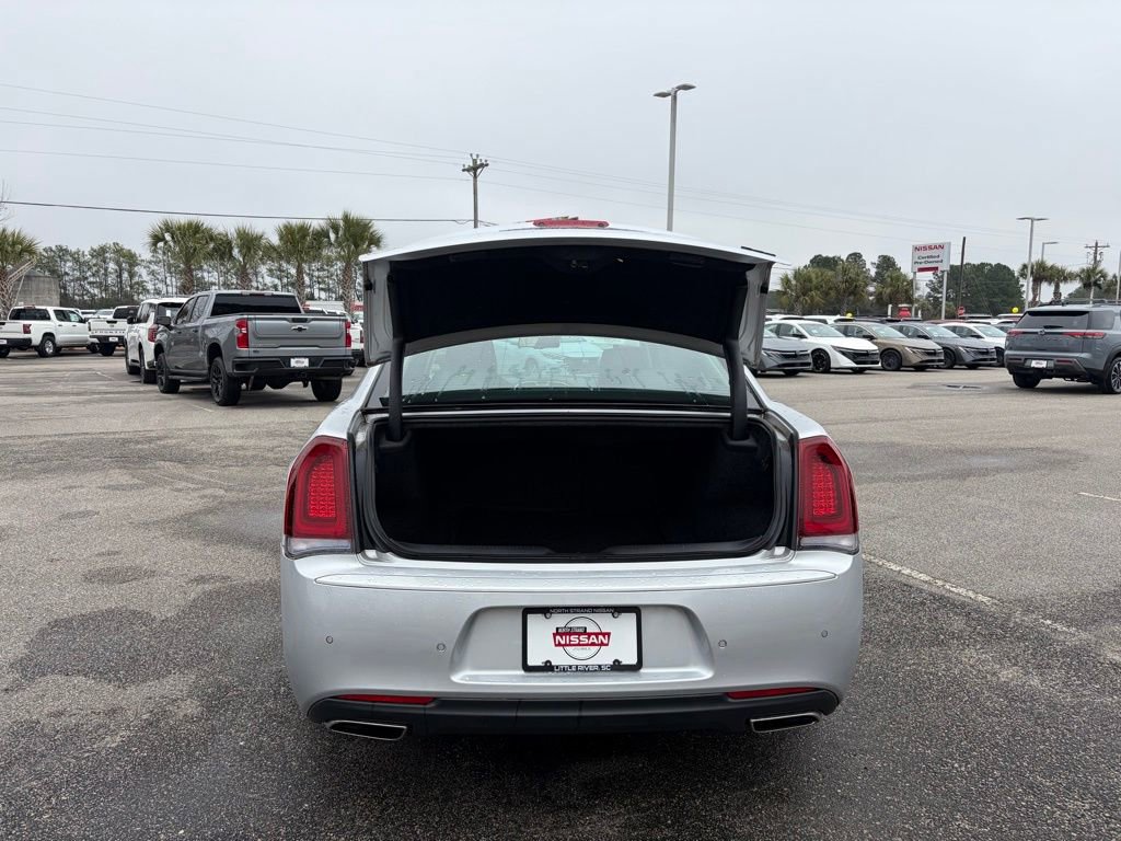 Used 2022 Chrysler 300 Touring L w/ Safetytec Plus Group image 5