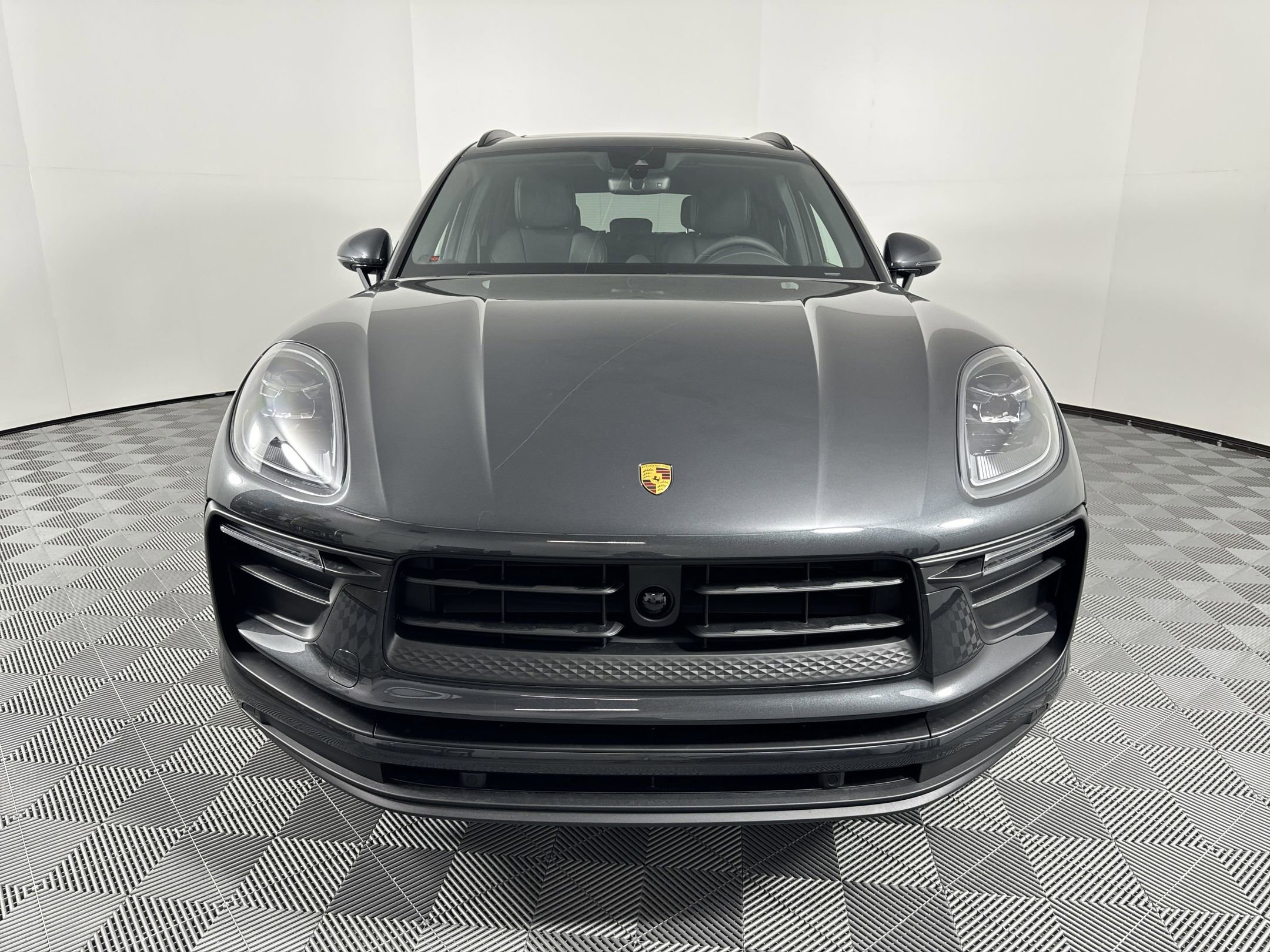 Certified 2025 Porsche Macan image 10