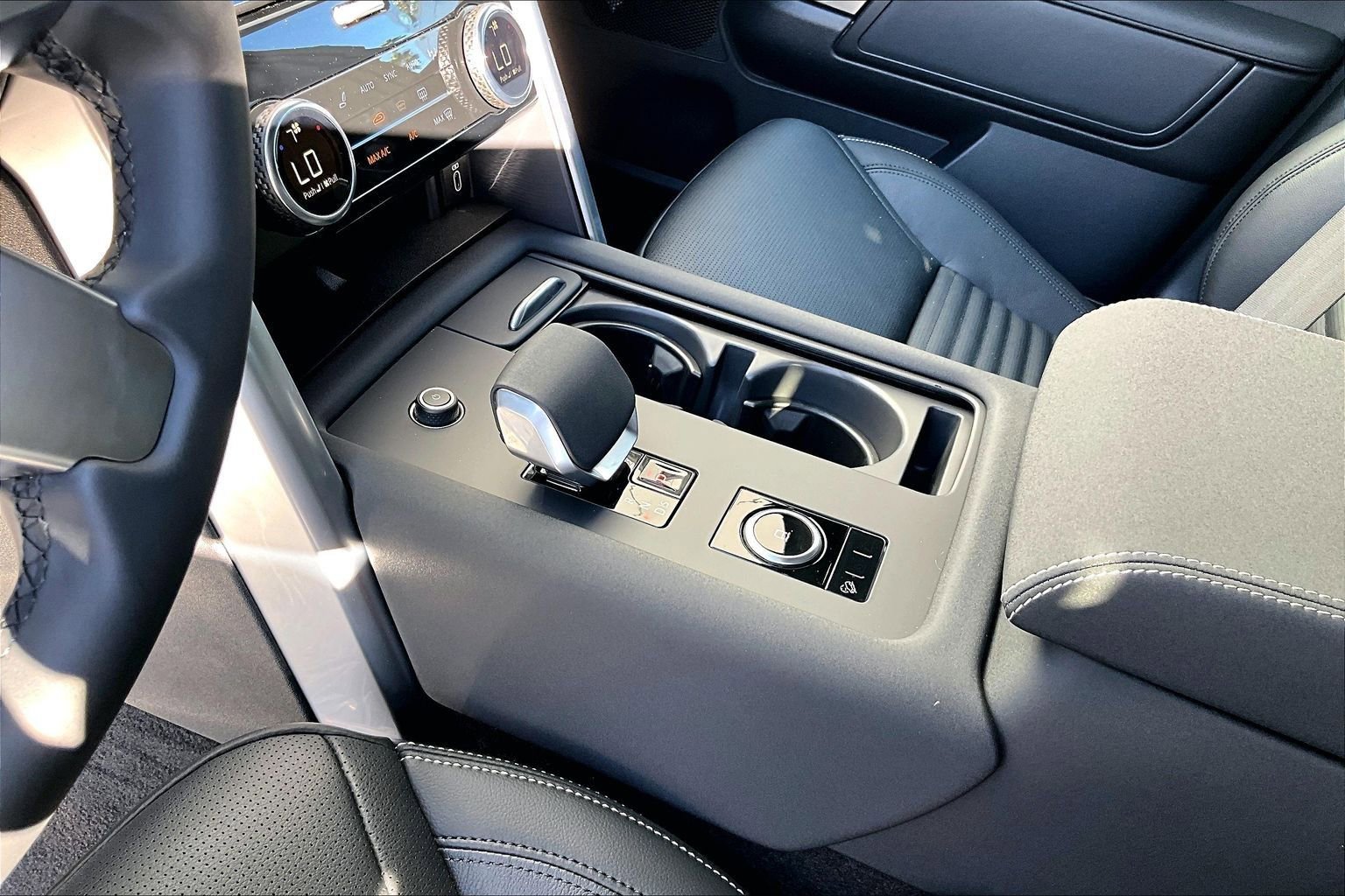 New 2026 Land Rover Discovery Dynamic SE image 8