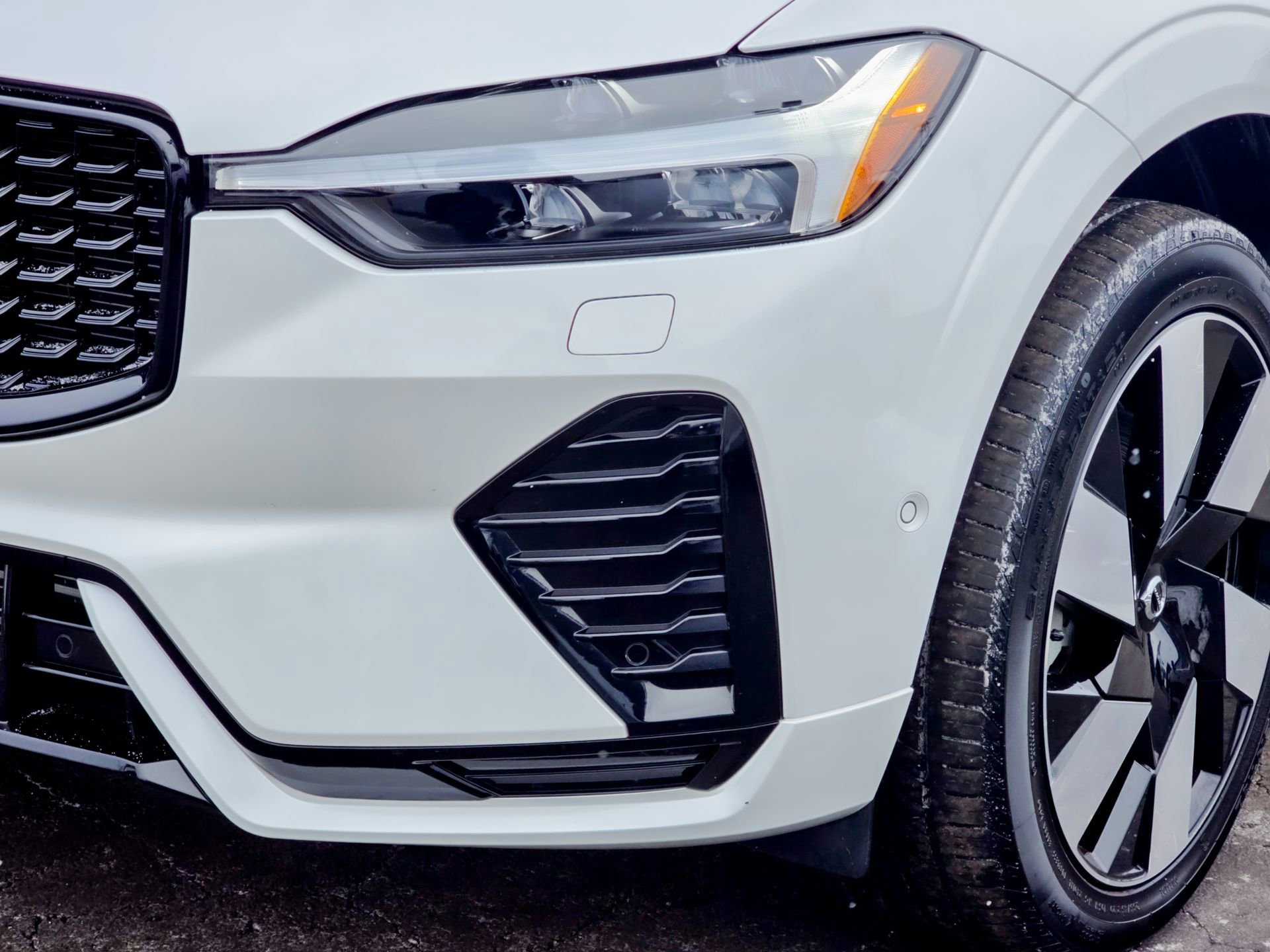 Used 2024 Volvo XC60 T8 Plus w/ Climate Package image 7