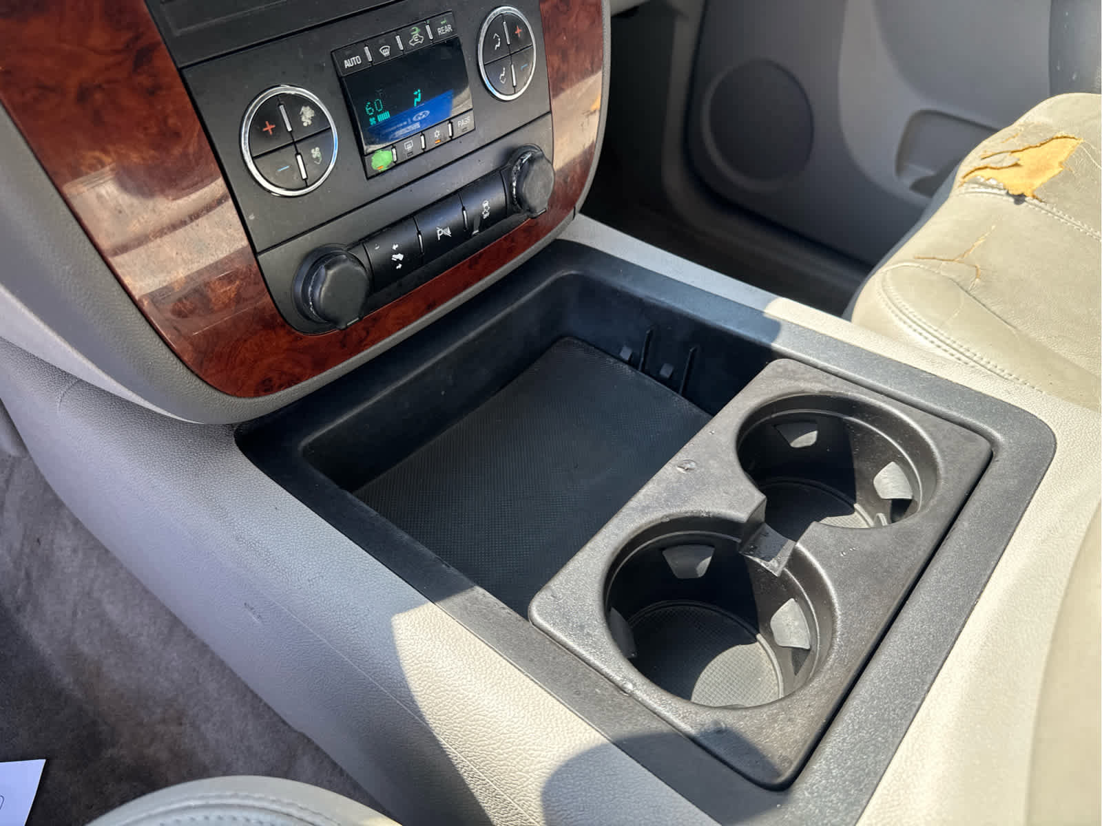 Used 2014 Chevrolet Suburban LT image 25