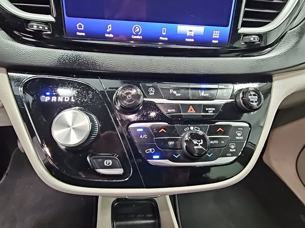 Used 2023 Chrysler Pacifica Touring-L image 17