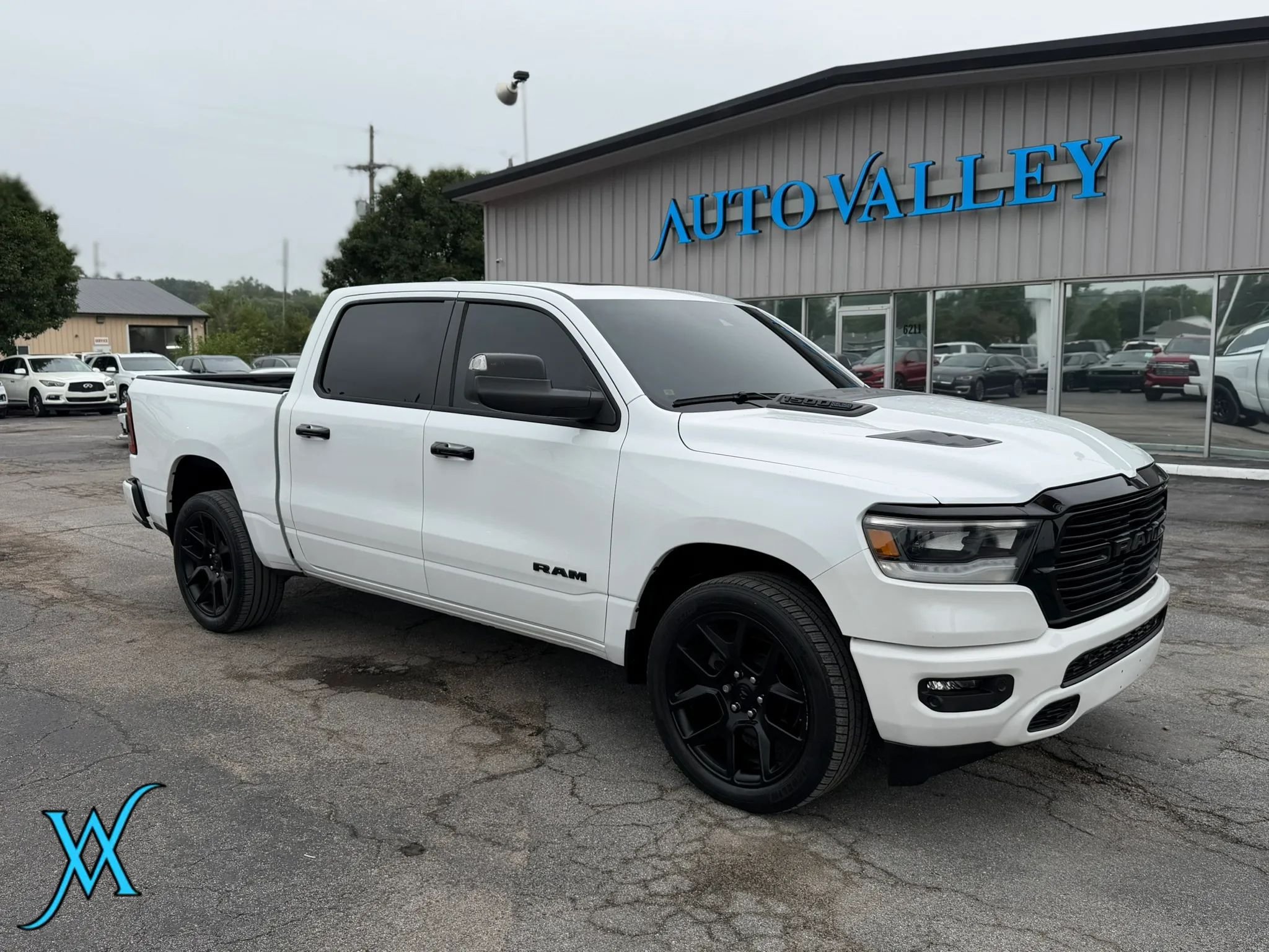 Used 2024 RAM 1500 Laramie AWD/4WD image 1