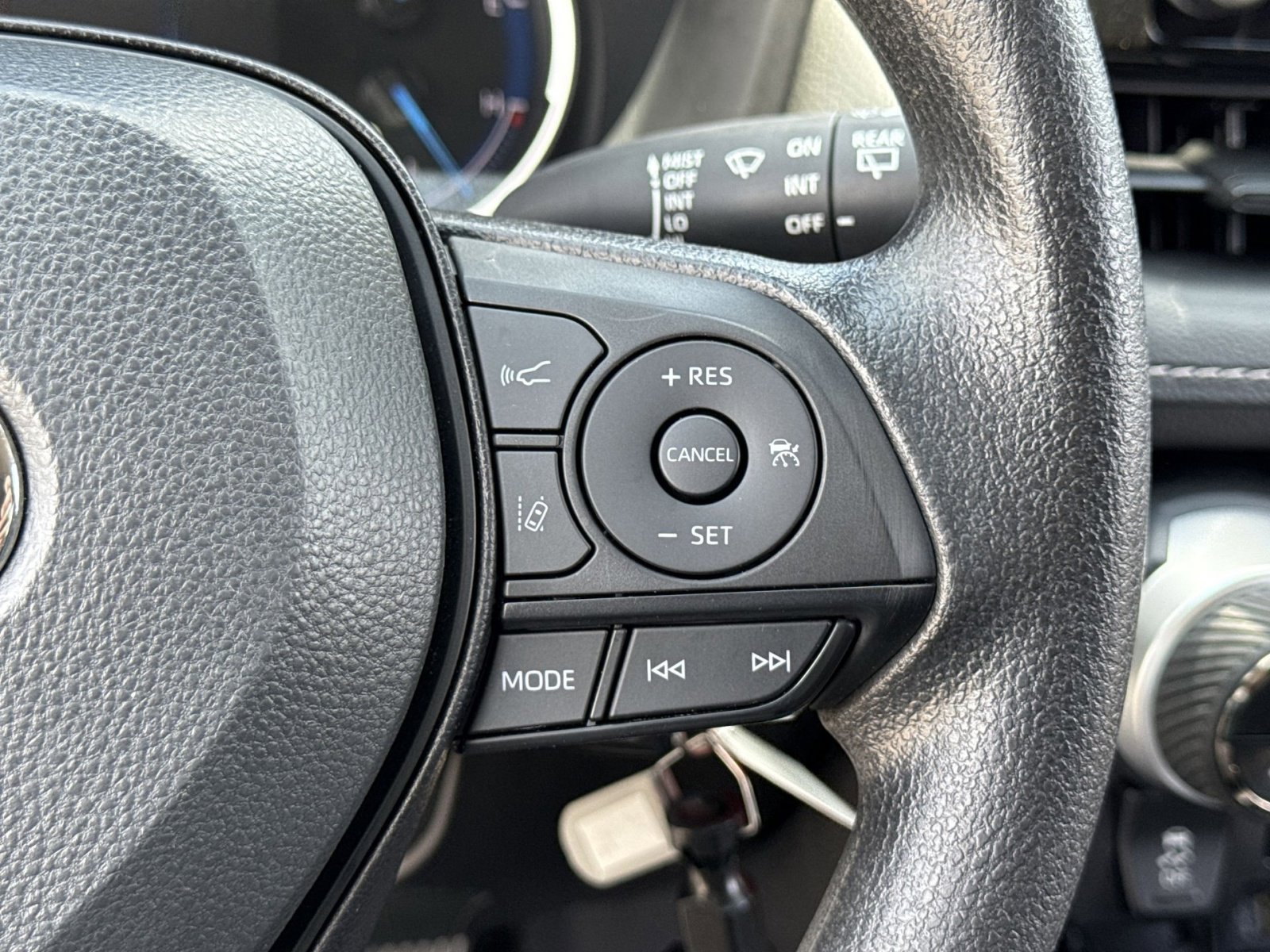 Used 2025 Toyota RAV4 LE AWD/4WD image 31