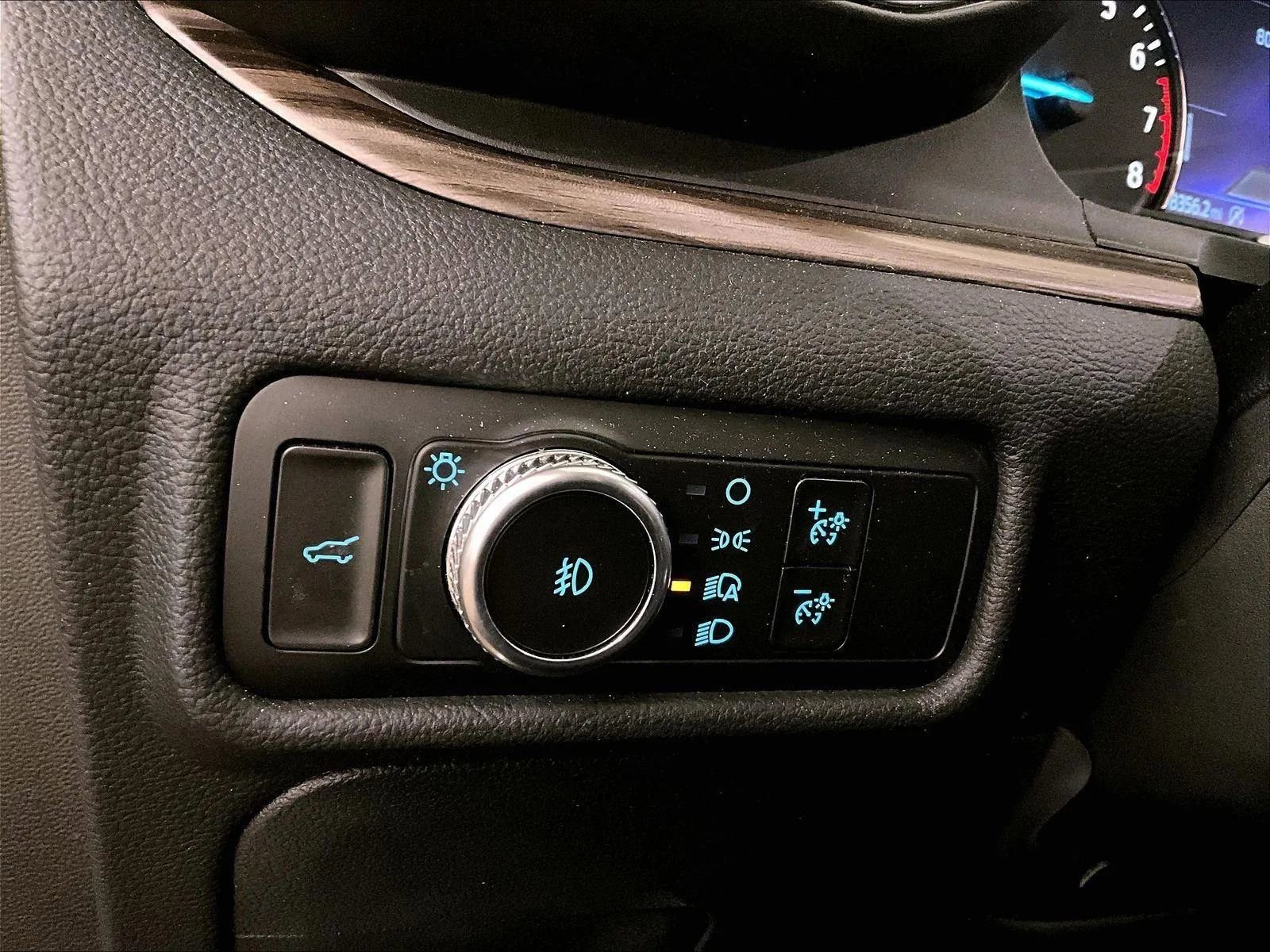 Used 2021 Ford Explorer Limited w/ Equipment Group 301A AWD/4WD image 31