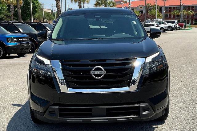 Used 2025 Nissan Pathfinder SV FWD image 2
