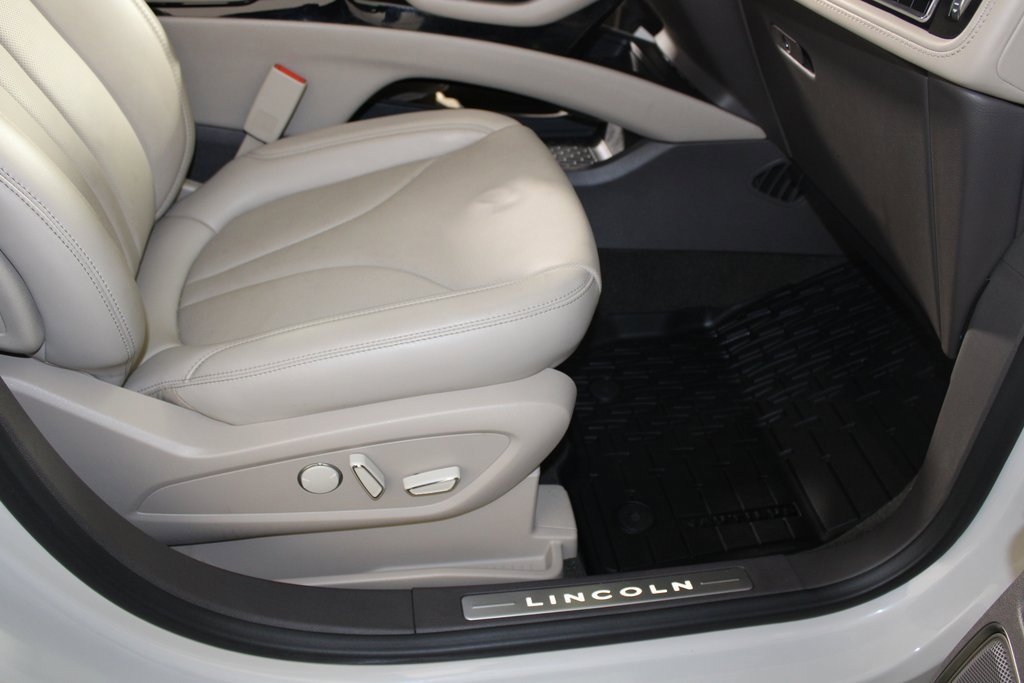 Used 2022 Lincoln Nautilus Reserve image 11