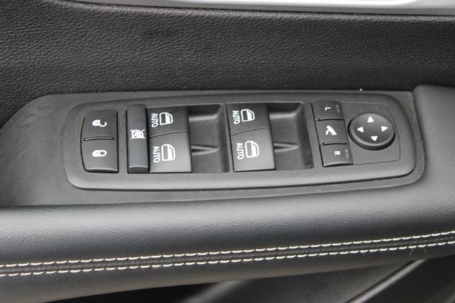 Used 2025 Chrysler Pacifica Limited FWD image 14