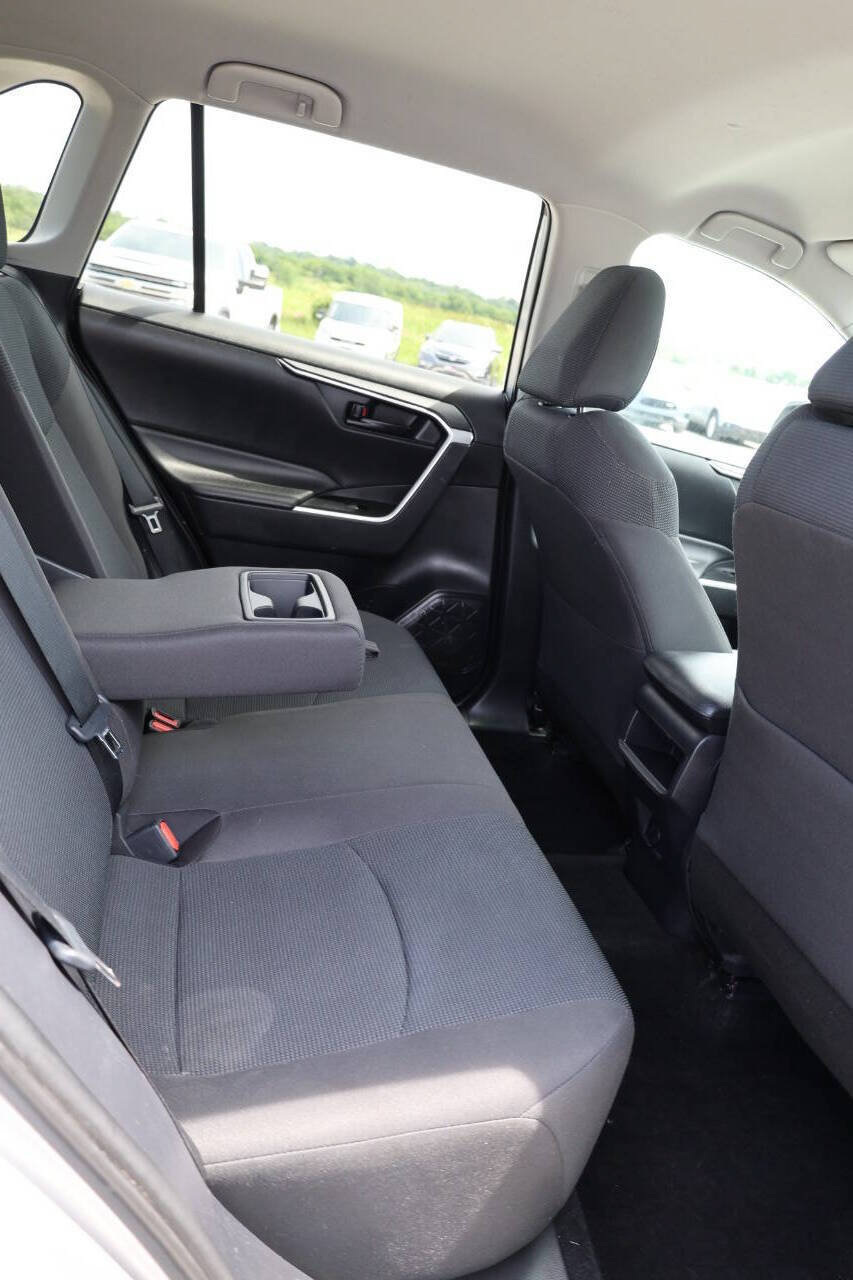 Used 2020 Toyota RAV4 LE AWD/4WD image 16