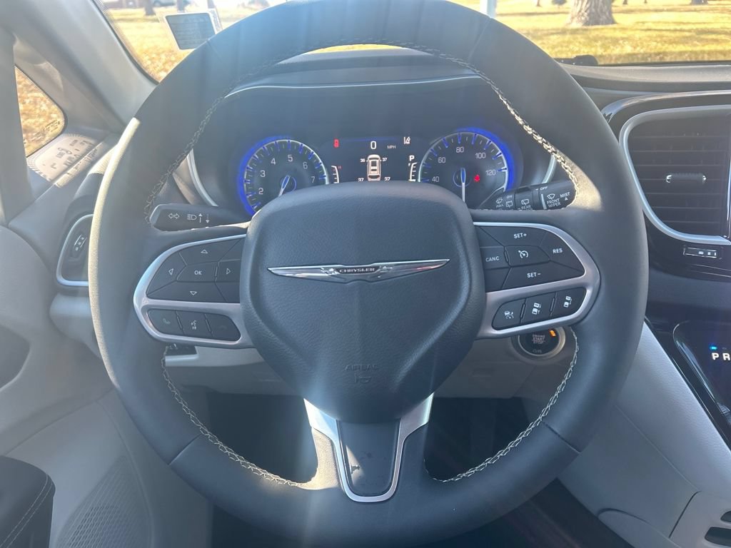 Used 2024 Chrysler Pacifica Touring-L FWD image 15