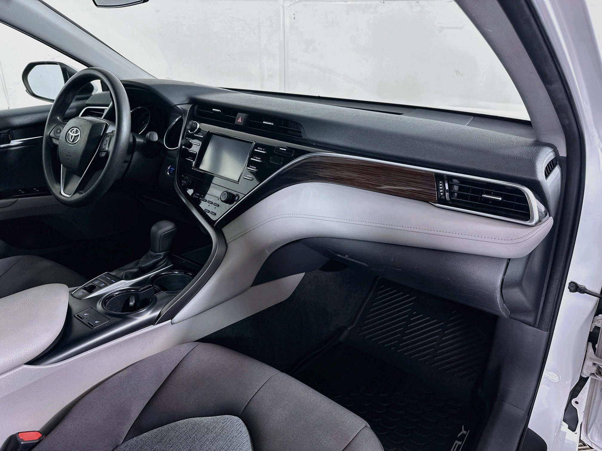 Used 2018 Toyota Camry LE FWD image 27