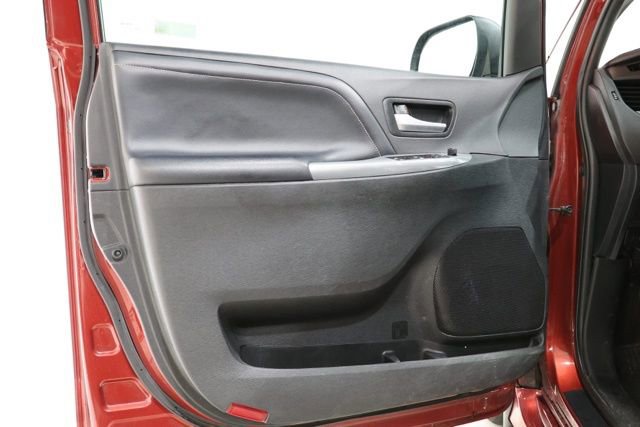 Used 2017 Toyota Sienna SE w/ SE Preferred Package FWD image 16